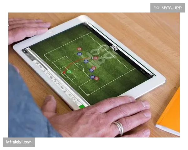 场边视角：观众席有球探使用便携设备记录主队每一次防守对位。